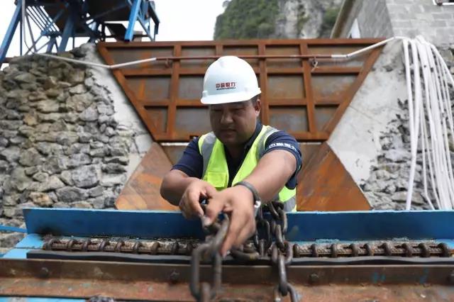 售后服務團隊現(xiàn)場對設備進行檢測